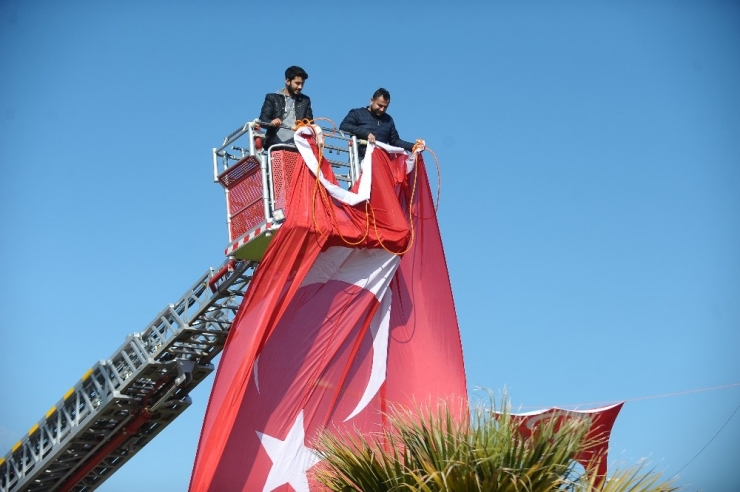 Hatay’da Mehmetçiğin Geçiş Güzergahlarına Dev Türk Bayrakları Asıldı