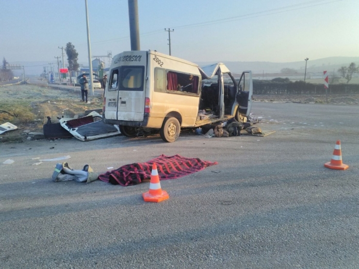Servis Aracı Minibüsle Çarpıştı: 3 Ölü, 32 Yaralı