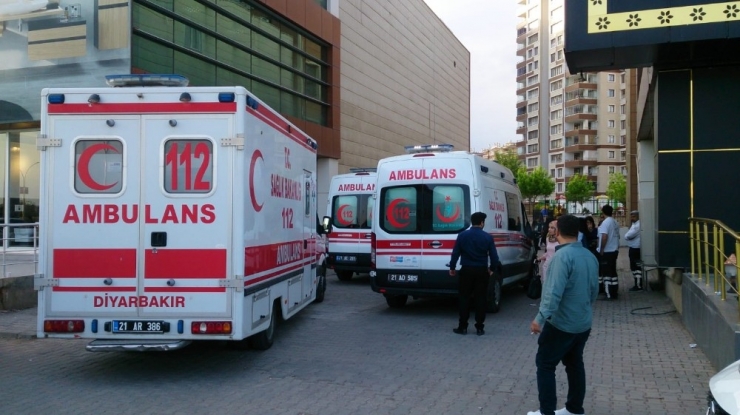 Diyarbakır-şanlıurfa Yolu Üzerindeki Bir Çağrı Merkezinde Yemek Yedikten Sonra Fenalaşan Çok Sayıda Personel, Zehirlenme Şüphesiyle Hastanelere Kaldırıldı.