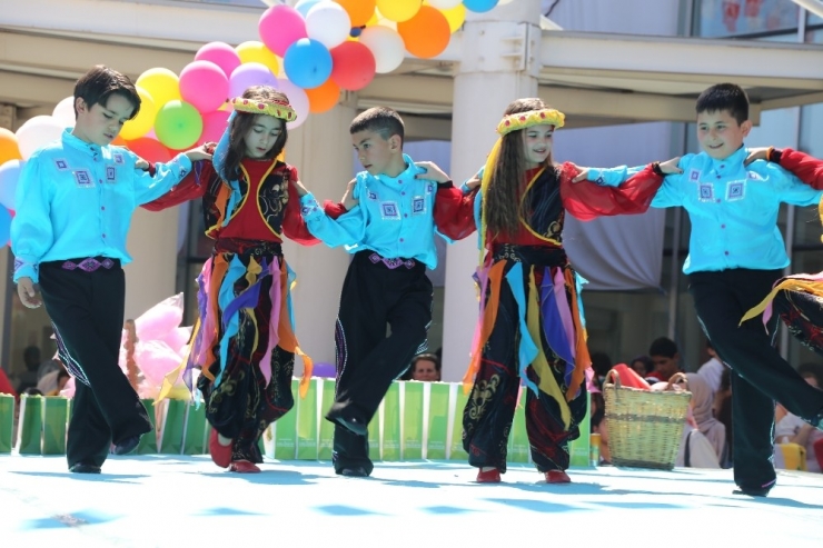 Burhaniye’de Minikler Dansları İle Göz Kamaştırdılar