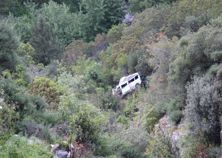 Üç Kişiye Mezar Olan Minibüs İbret İçin Olduğu Yerde Bırakıldı