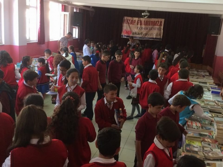 Kastamonu’da Öğrenciler, Biriktirdikleri Harçlıklarla Kitap Satın Aldı