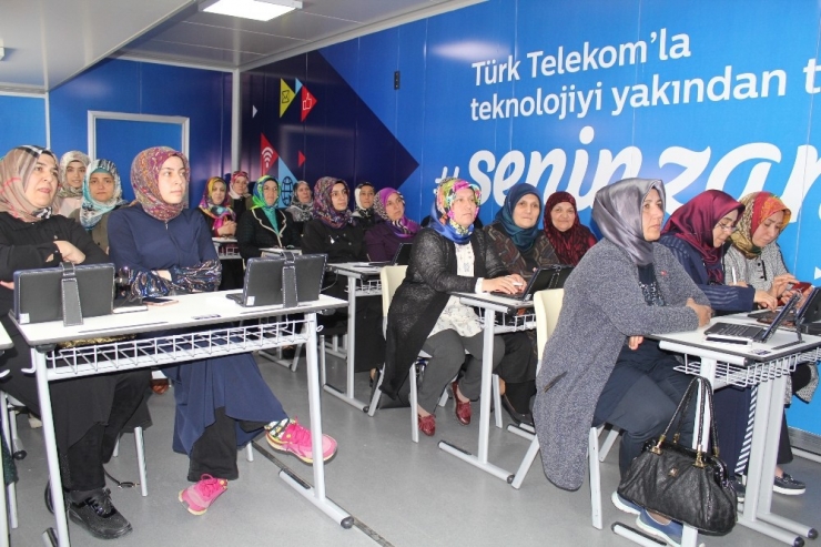 Türk Telekom Teknoloji Seferberliği Projesi Konyalı Kadınlarla Buluştu