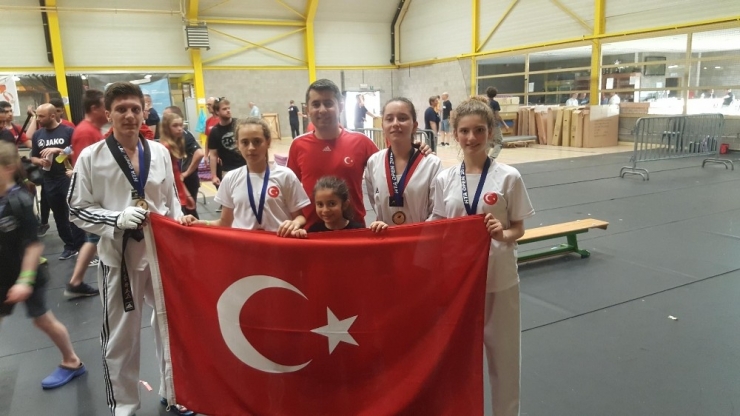Yunanistan’daki Taekwondo Şampiyonasında Milli Sporcumuz Çeyrek Finalde 5. Oldu