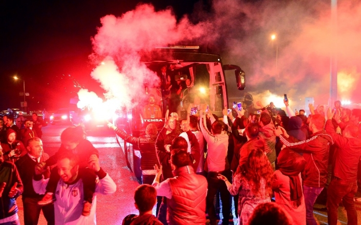 Beşiktaş Meşalelerle Karşılandı