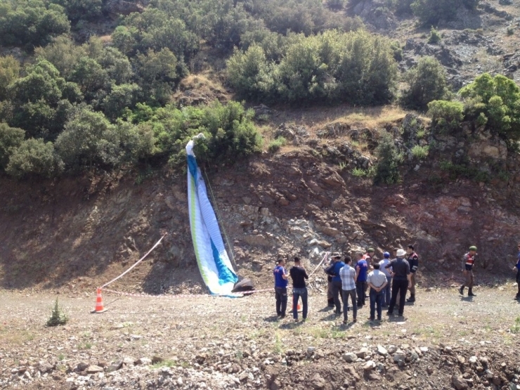 Manisa’da Kaybolan Paraşütçü Ölü Bulundu