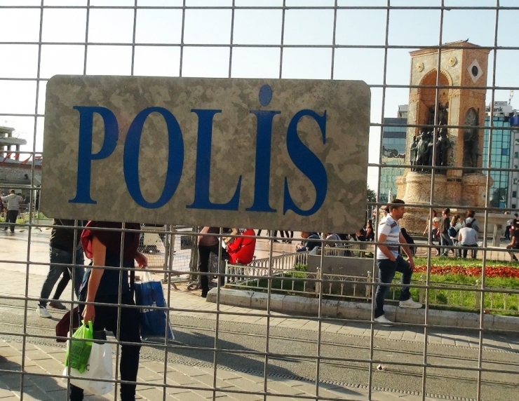 Taksim Ve İstiklal Caddesi’nin Girişleri Bariyerlerle Kapatılmaya Başlandı