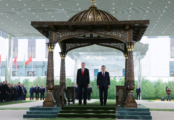 Cumhurbaşkanı Erdoğan, Özbekistan’da Resmi Törenle Karşılandı