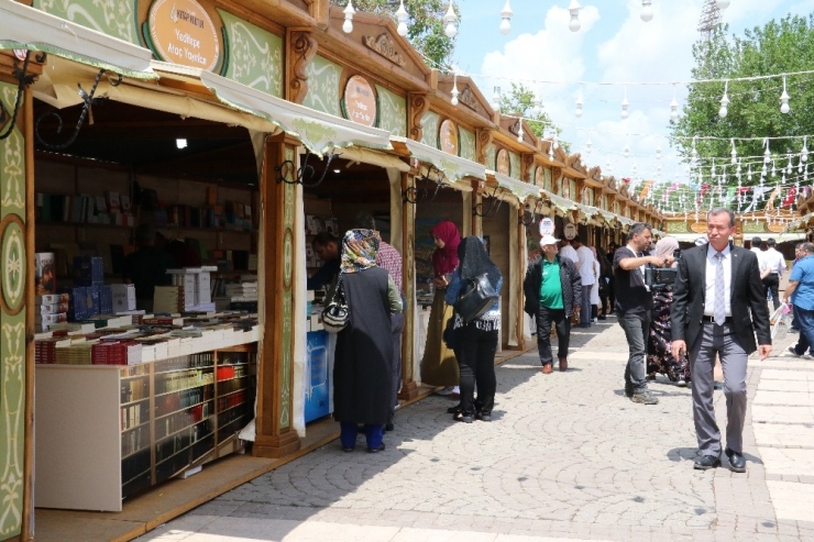 Gaziantep’te Kitap Fuarını 2 Günde 35 Bin Kişi Ziyaret Etti