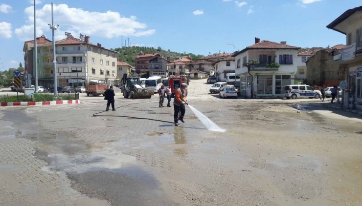 Cadde Ve Sokaklar Tazyikli Su İle Temizleniyor