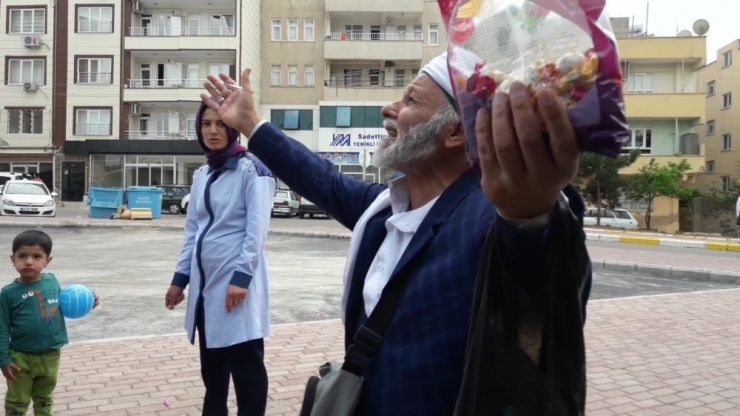 Halk Otobüsünde Şeker Dağıtan Vatandaş Yolcuların Kandilini Kutladı
