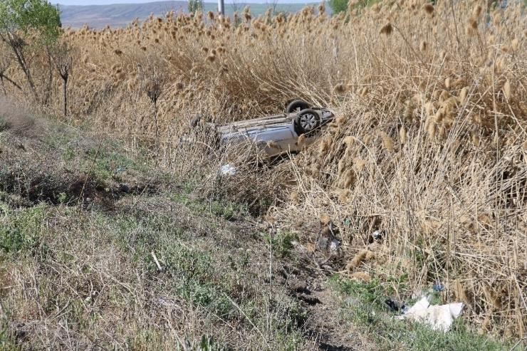 Sivas’ta Otomobil Şarampole Yuvarlandı: 4 Yaralı