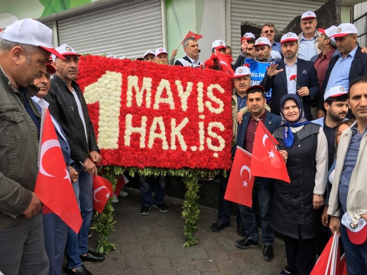 Hak-iş Sendikası Taksim’deki Cumhuriyet Anıtı’na Çelenk Bıraktı