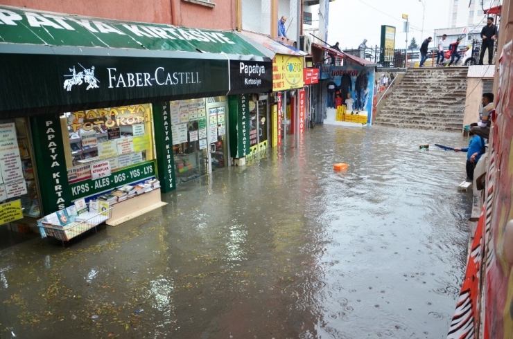 Malatya’da Şiddetli Yağış Hayatı Felç Etti