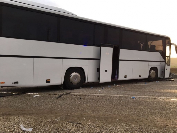 Tur Otobusu Tira Carpti 1 Olu 46 Yarali