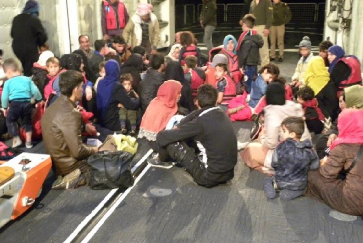 İzmir’de Lastik Botlarda 103 Suriyeli Göçmen Yakalandı
