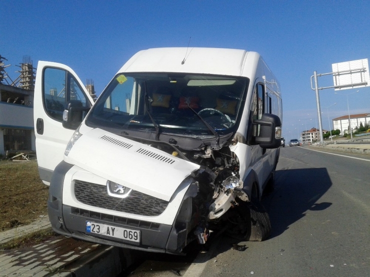 Tekirdağ’da Minibüs Refüje Çaptı, Sürücü Kazada Yara Almadı