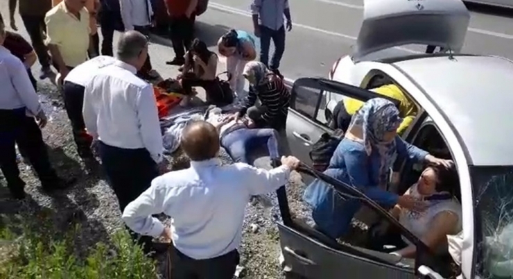 Antalya’da Kontrolden Çıkan Otomobil Kayalıklara Çarptı: 6 Yaralı