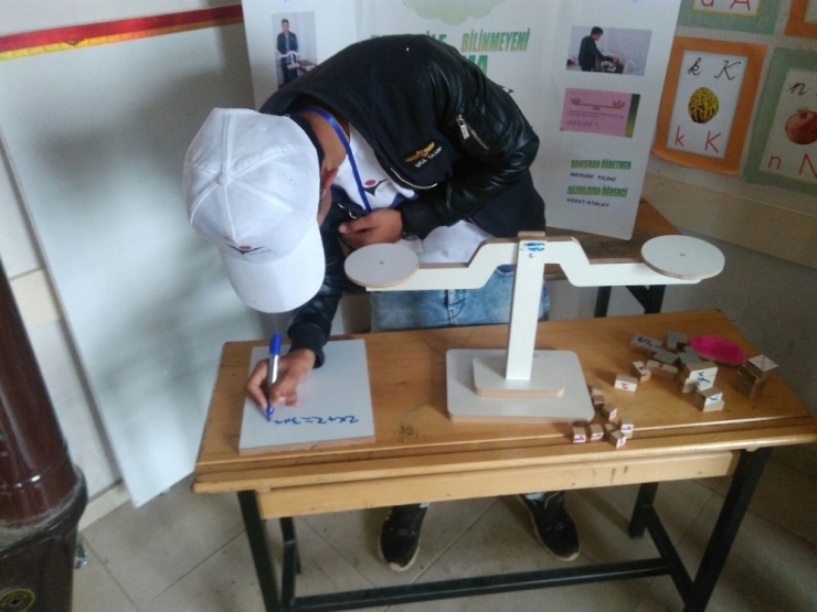 Köy Okulunda Tübitak 4006 Bilim Fuarı Açıldı