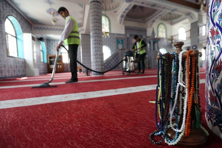 Yenimahalle’de Camiler Ramazan’a Hazır