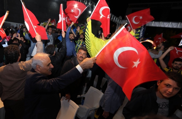 Vali Zorluoğlu, Final Maçını Vatandaşlarla Birlikte İzledi