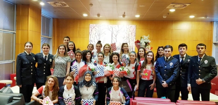 Avrupa Şampiyonu Hokeyciler Çiçeklerle Karşılandı