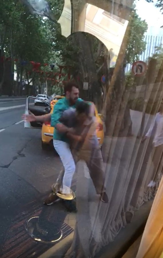 Taksici İle Minibüsçünün Yumruk Yumruğa Kavgası Kamerada
