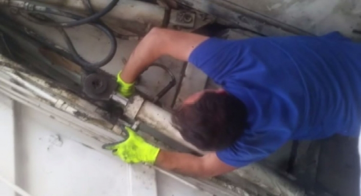 Eli Çöp Kamyonunun Pistonuna Sıkışan Temizlik İşçisinin Kurtarılma Anları Kamerada