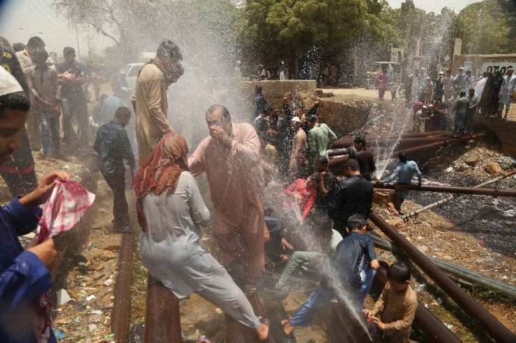 Pakistan’da Sıcaktan Ölenlerin Sayısı 65’i Geçti