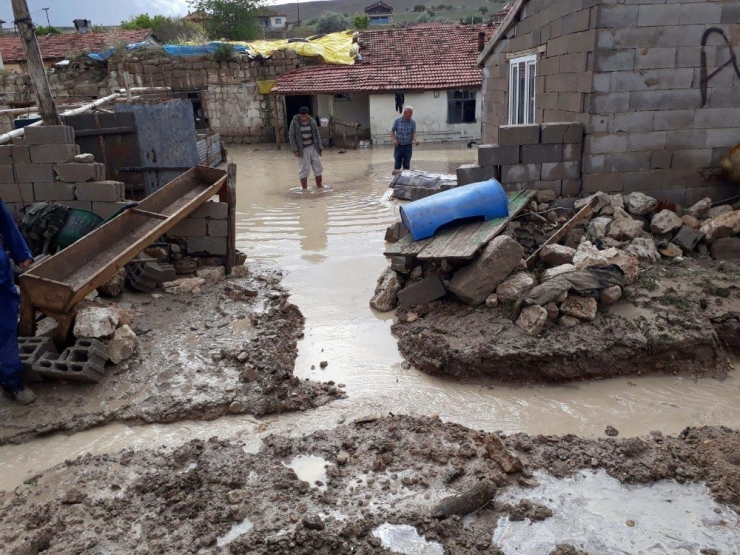 Yenifakılı’da Şiddetli Yağmur 15 Ev Ve Ekili Alanlara Zarar Verdi