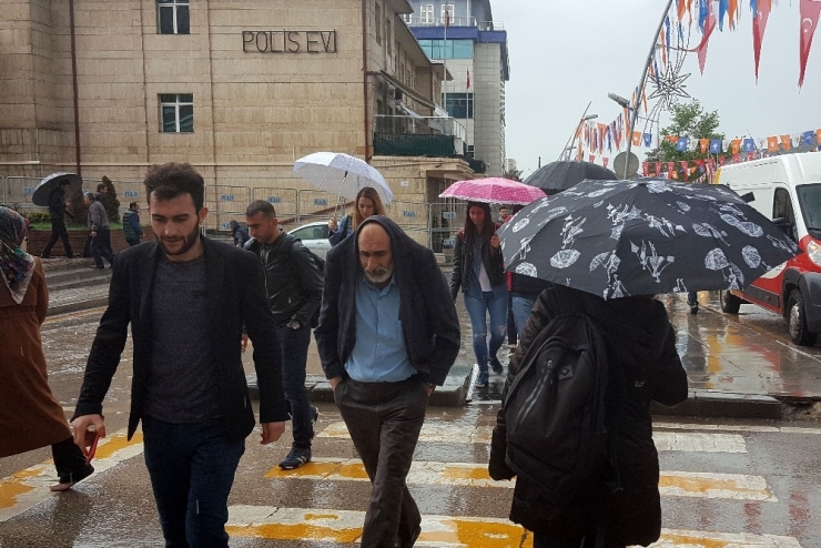 Erzurum’da Doluyla Karışık Sağanak Yağış Etkili Oldu