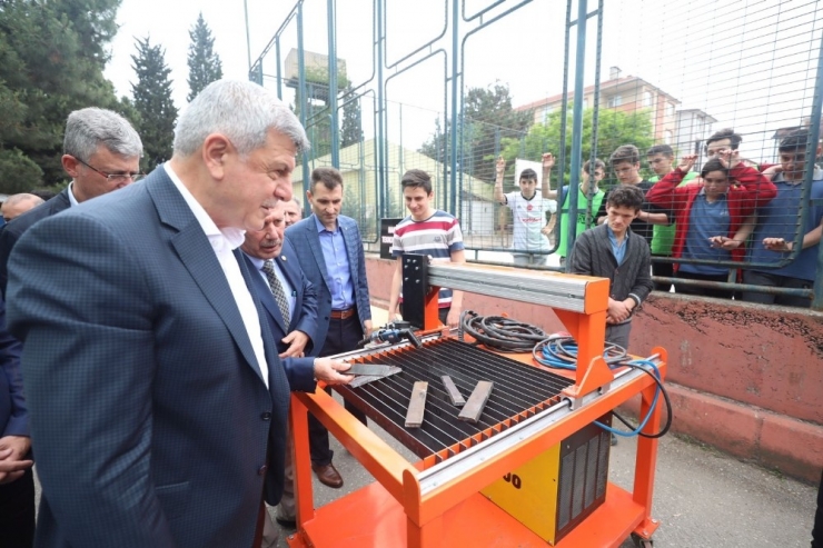 Başkan Karaosmanoğlu, Öğrencilerin Çalışmalarını İnceledi