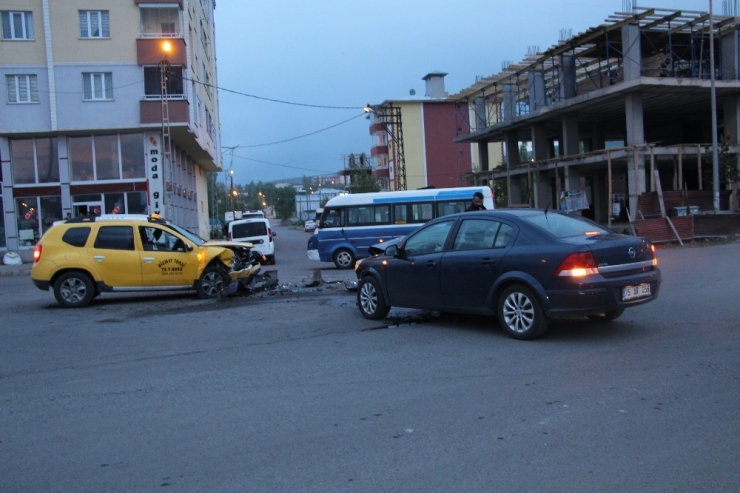 Ardahan’da Ticari Taksi İle Otomobil Çarpıştı: 5 Yaralı