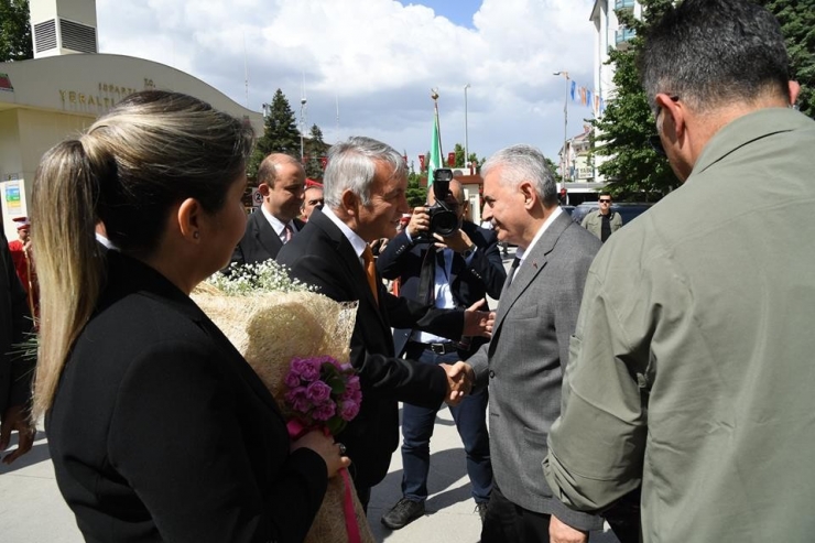 Başbakan Yıldırım Isparta Belediyesinde Mehteran Ve Güllerle Karşılandı