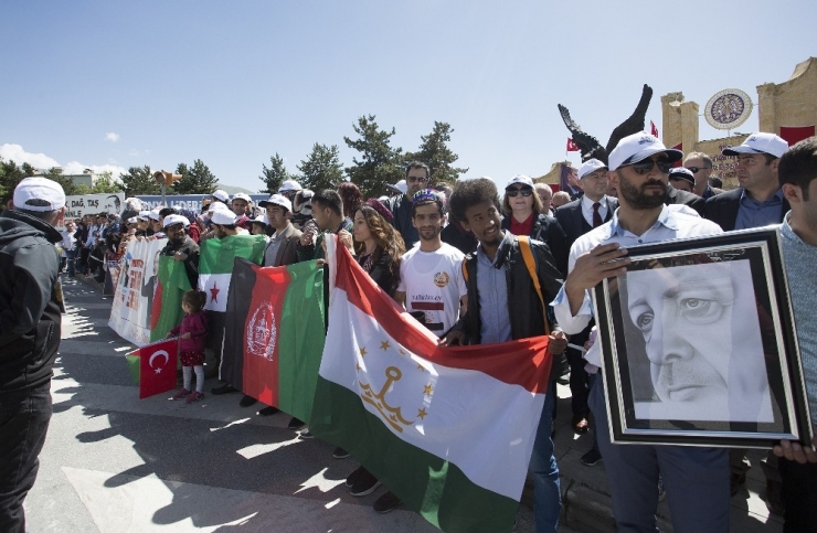 Atatürk Üniversiteli Öğrencilerden Cumhurbaşkanı Erdoğan’a Sevgi Gösterisi