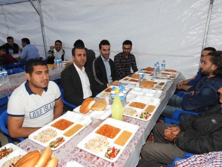 Başkan Bedirhanoğlu, İftar Çadırında Vatandaşlarla Birlikte Orucunu Açtı