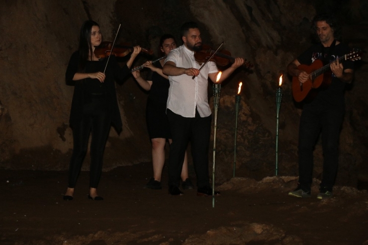 Mağara İçinde Müzik Keyfi