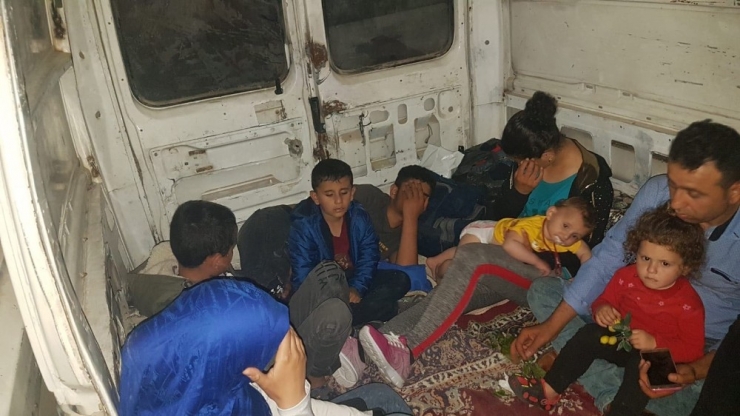 Kuşadası’nda Kaçak Göçmenler Minibüs Kasasında Yakalandı