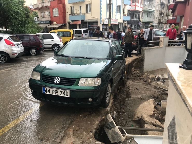 Yağıştan Dolayı Göçen Yolda Askıda Kalan Otomobili Vatandaşlar Kurtardı