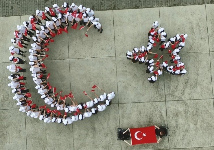 300 Lise Öğrencisi Bedenleriyle Türk Bayrağı Yaptı