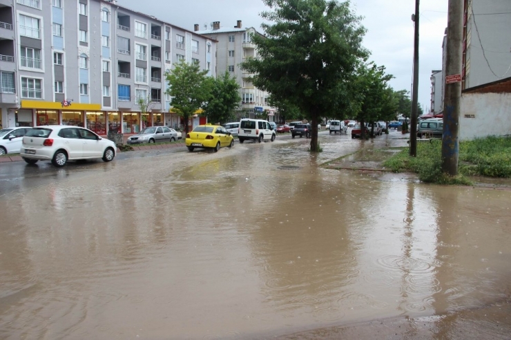 Sivas’ta Sağanak Yağış Caddeyi Göle Çevirdi