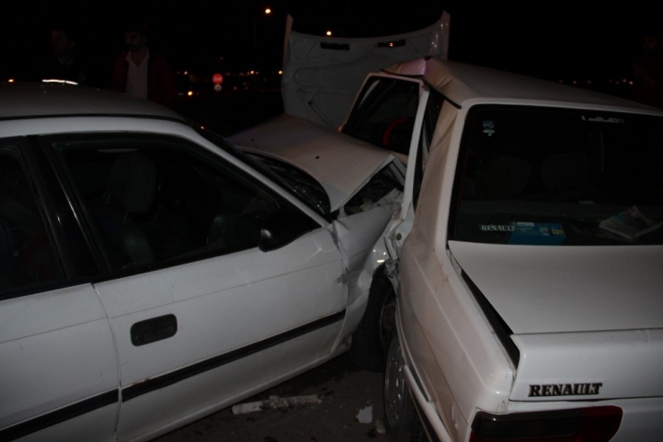 Sivas’ta İki Otomobil Kavşakta Çarpıştı: 5 Yaralı
