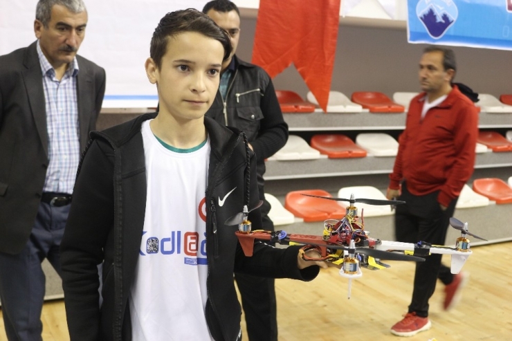 Ağrılı Öğrenci Tsk İçin Türkiye’de İlk Kodlamalı ‘Drone’ Üretti