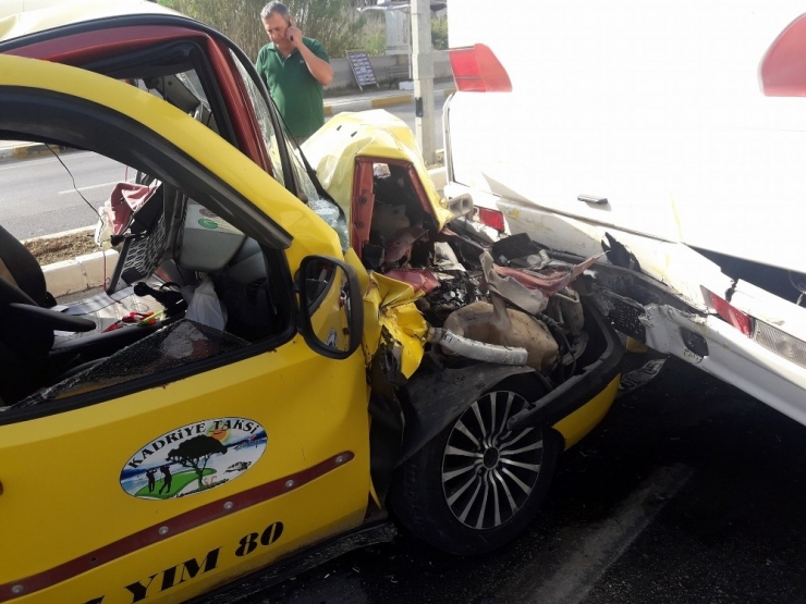 Ticari Taksi İle Otel Servis Otobüsü Çarpıştı: 1 Yaralı