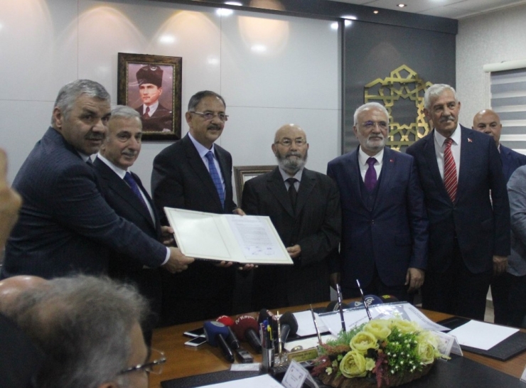 Hayırsever Osman Ulubaş’ın Yaptıracağı Okulun Protokolü Bakan Özhaseki’nin Katıldığı Tören İle İmzalandı