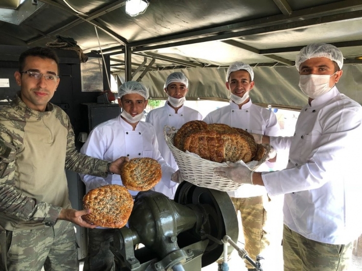Mehmetçik’ten Afrin Halkına Ramazan Pidesi