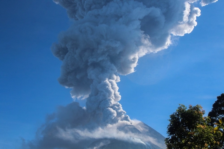 Endonezya’da Yanardağ Patlaması