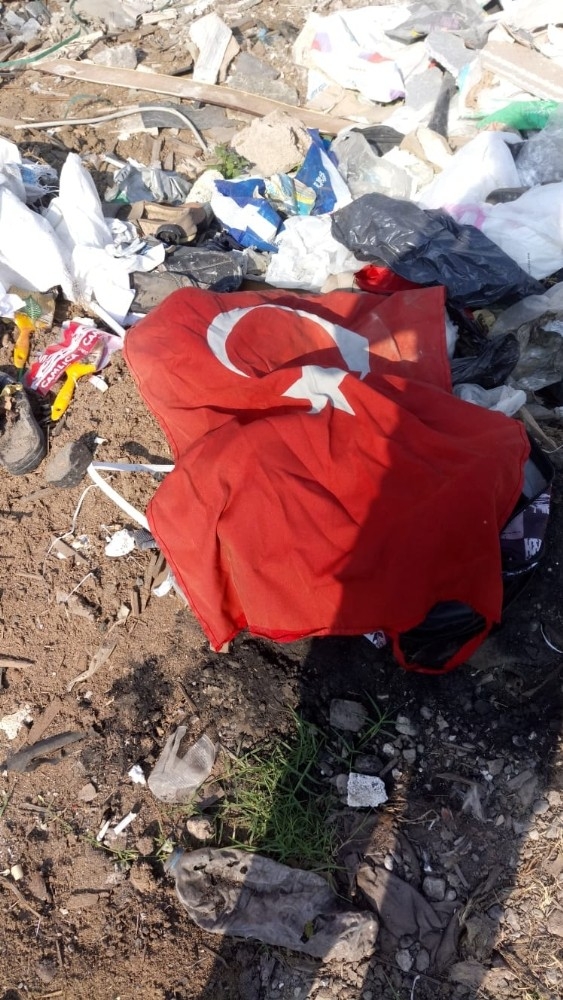 Çöplükte Bulduğu Türk Bayrağını Evine Astı