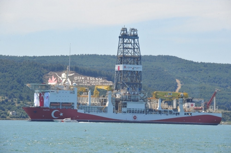 Türkiye’nin İlk Aktif Sondaj Gemisi ’Fatih’, Çanakkale Boğazı’ndan Geçti