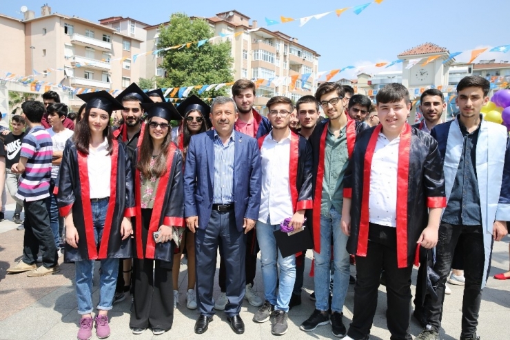 Başkan Karabacak, Öğrencilerin Karne Sevincini Paylaştı
